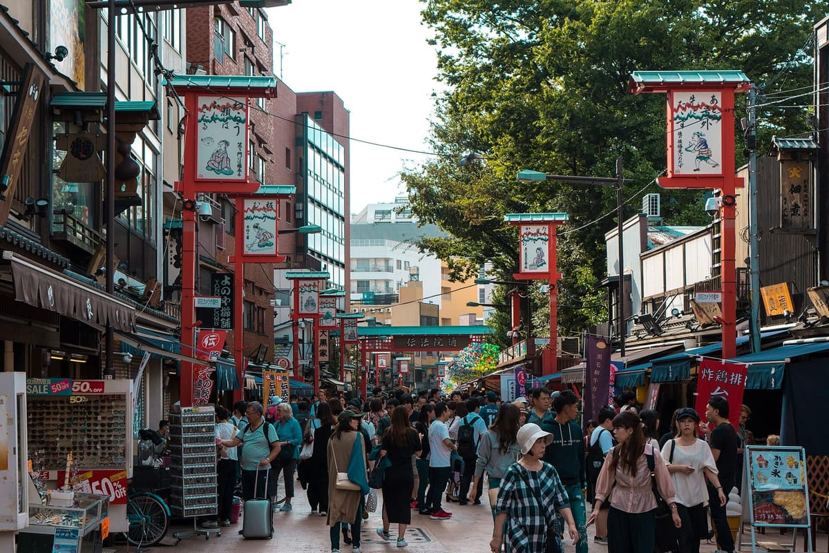 Denboin-dori, the shopping street that crosses Nakamise