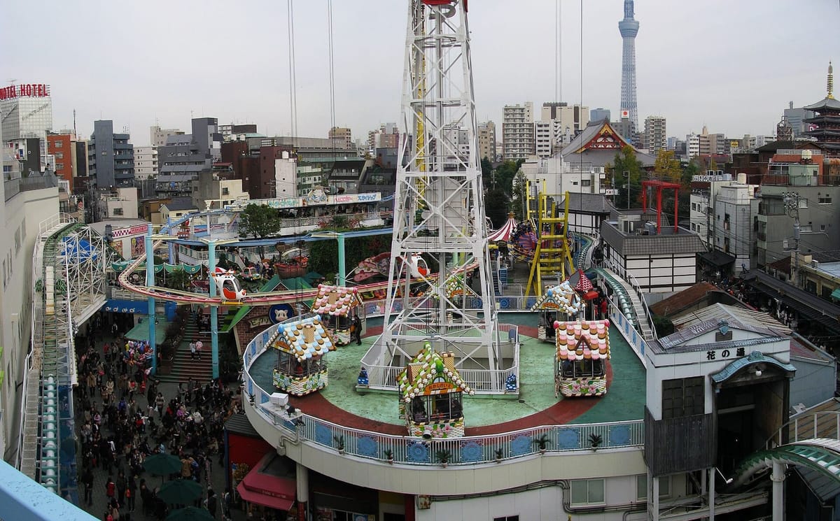 Hanayashiki amusement park in Asakusa, seen from the street